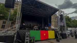 concert en plein air avce une grande structure de la sonorisation et des outils pour la vidéo